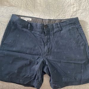 Amazon essentials men shorts size 36 in a light blue color with anchor prints